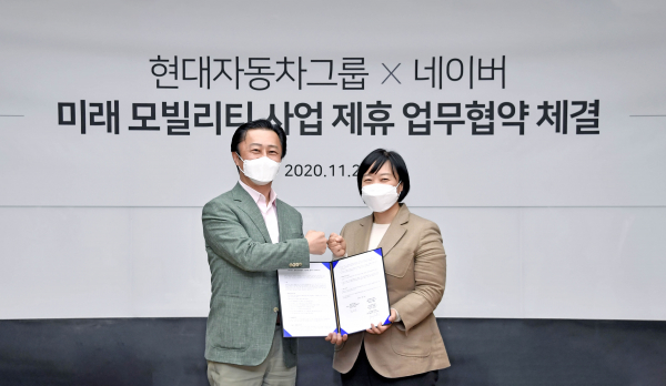 현대차 전략기술본부 지영조 사장(왼쪽)과 네이버 한성숙 대표가 기념촬영을 하고 있다. / 사진=현대차