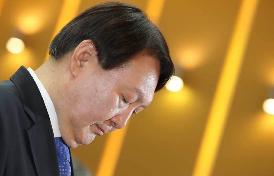 윤석열 검찰총장이 지난 1월 2일 오후 서울 서초구 대검찰청에서 열린 신년 다짐회에서 묵념을 하고 있다. / 사진=연합뉴스