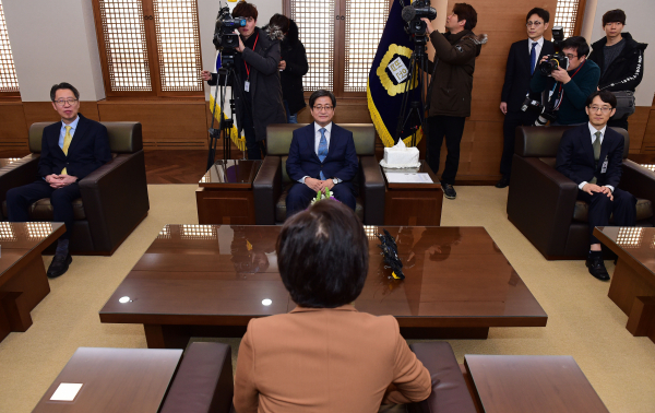 김명수 대법원장이 지난 1월 9일 오후 서울 서초구 대법원에서 추미애 신임 법무부 장관과 대화를 나누고 있다. / 사진=연합뉴스