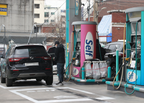 지난 11월 29일 서울의 한 주유소에서 시민이 주유를 하고 있다. / 사진=연합뉴스