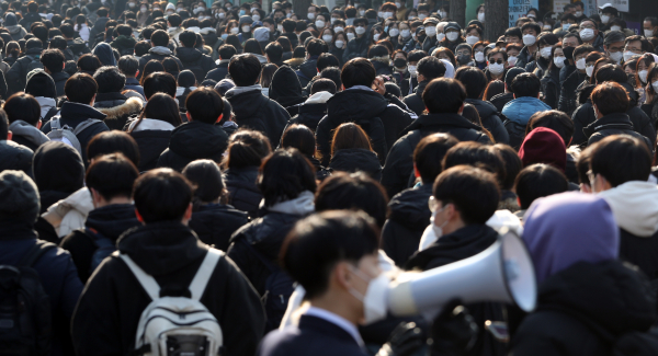 6일 성균관대학교에서 학교 관계자가 수시모집 논술고사를 마친 학생들을 안내하고 있다. /사진=연합뉴스