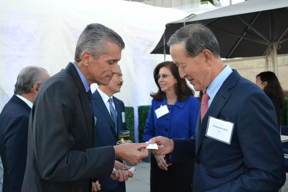 지난해 10월 10일(현지시간) 미국상공회의소에서 열린 '제31차 한미재계회의 환영만찬 리셉션' 에서 데이비드 코다니 미한재계회의 위원장(시그나 CEO)과 허창수 한미재계회의 위원장(오른쪽)이 인사를 나누고 있다. / 사진=전경련