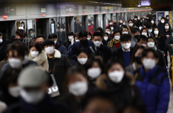 지난 7일 오전 지하철을 이용한 시민들이 서울 광화문역을 나서고 있다. / 사진=연합뉴스