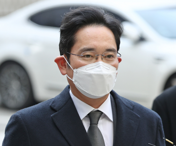 이재용 삼성전자 부회장이 7일 오후 서울 서초구 서울고등법원에서 열리는 '국정농단' 사건 파기환송심 속행 공판에 출석하기 위해 법정으로 향하고 있다. / 사진=연합뉴스