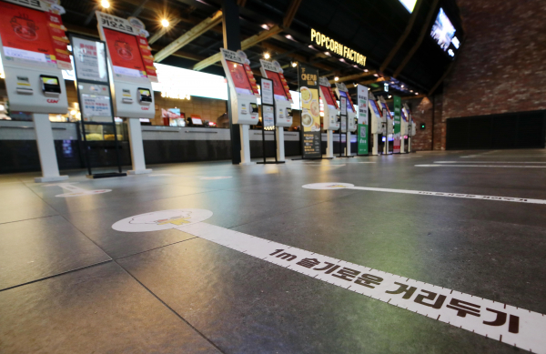 신종 코로나바이러스 감염증(코로나19) 3차 대유행이 시작되면서 극장 관객도 다시 급감하고 있다. 사진은 지난달 27일 서울 시내 한 영화관의 모습. / 사진=연합뉴스