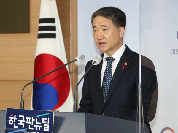 박능후 보건복지부 장관이 8일 정부서울청사에서 코로나19 백신 도입 계획을 발표하고 있다. / 사진=연합뉴스
