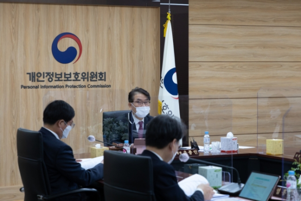 9일 오전 윤종인 개인정보보호위원회 위원장(가운데)이 서울 종로구 정부서울청사 4층 개인정보보호위원회 대회의실에서 개최된 제8회 전체회의를 주재하고 있다. /사진=개인정보보호위원회