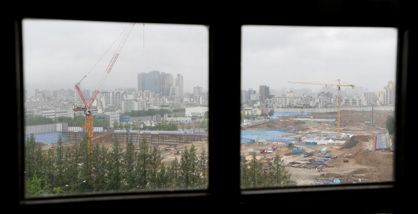 올해 분양시장 최대어로 꼽혔던 원베일리와 둔촌주공이 사업 정상화를 위한 작업에 한창이다. 원베일리는 최근 한국감정원으로부터 택지비를 승인받아 분양가 산정 후 일반분양 하는 작업만 남겨둔 상태고, 조합 내홍으로 올스톱됐던 둔촌주공은 조합장 직무 대행 체제로 늦어진 분양일정 및 조합 업무를 이어나가고 있다. 사진은 강동구 둔촌주공. / 사진=연합뉴스