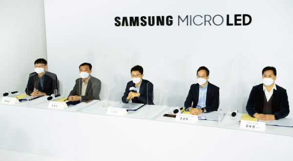 삼성전자가 마이크로 LED TV 신제품을 웨비나(Webinar)를 통해 소개하고 있다. 사진 왼쪽부터 허태영 상무(영상 디스플레이사업부), 최용훈 부사장(영상디스플레이사업부 개발팀장), 추종석 부사장(영상디스플레이사업부 영상전략마케팅팀장), 조성혁 전무(영상디스플레이사업부), 김보경 상무(한국총괄) /사진=삼성전자