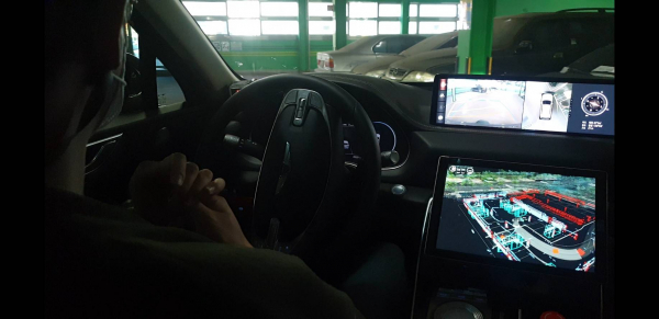LG유플러스의 자율주행차 'A1'이 스스로 주차하는 모습. / 사진 = 김용수 기자