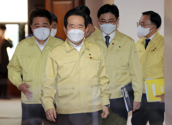 정세균 국무총리가 17일 오전 정부서울청사에서 열린 코로나19 대응 중앙재난안전대책본부 회의에 참석하고 있다. /사진=연합뉴스