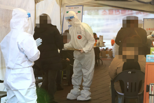 21일 오후 서울 중랑구 면목역 임시선별검사소에서 시민들이 코로나19 진단 검사를 받고 있다. /사진=연합뉴스