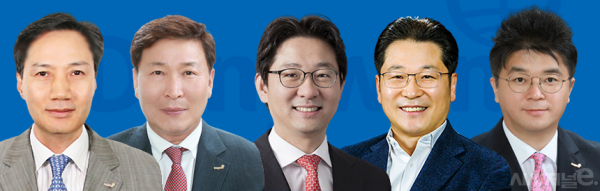 (왼쪽부터) 신영수 동원팜스 대표이사 부회장, 김성용 동원홈푸드 식재조미부문 대표이사 사장, 정문목 동원홈푸드 FS외식부문 대표이사 부사장, 강용수 동원홈푸드 온라인사업부문 대표이사 전무이사, 이재홍 동원와인플러스 대표이사 전무이사. /사진=동원그룹