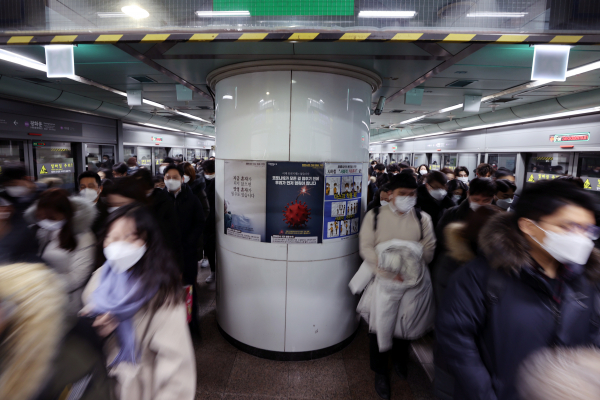 17일 오전 서울 지하철 5호선 광화문역에서 시민들이 마스크를 착용한 채 출근하고 있다. / 사진=연합뉴스