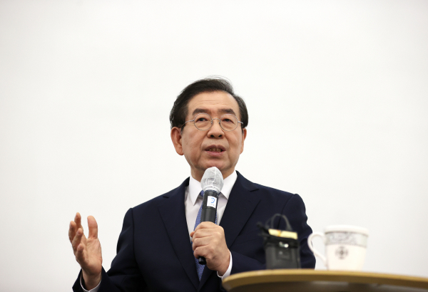 故박원순 전 서울시장이 지난 6일 서울 시민청에서 열린 민선7기 2주년 기자 간담회에서 인사말을 하고 있다. / 사진=연합뉴스