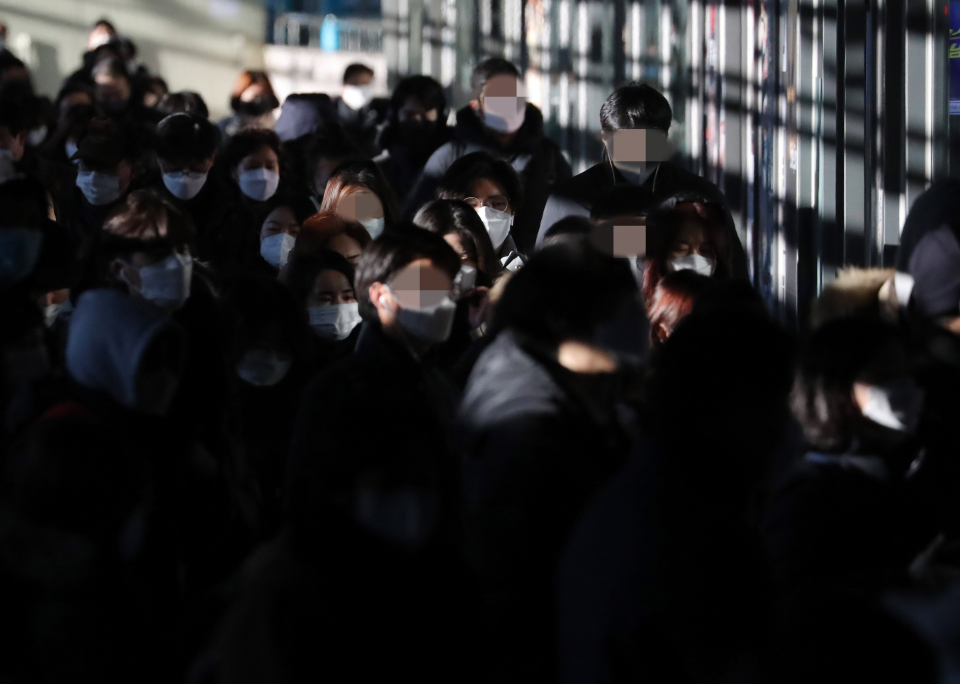 서울의 한 지하철역에서 시민들이 마스크를 낀 채 출근하고 있다. / 사진=연합뉴스