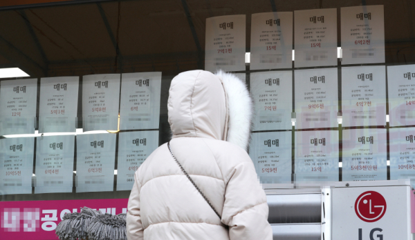 세종시 한 공인중개업소 유리창에 붙은 매물 정보지를 시민이 살피고 있다. / 사진=연합뉴스