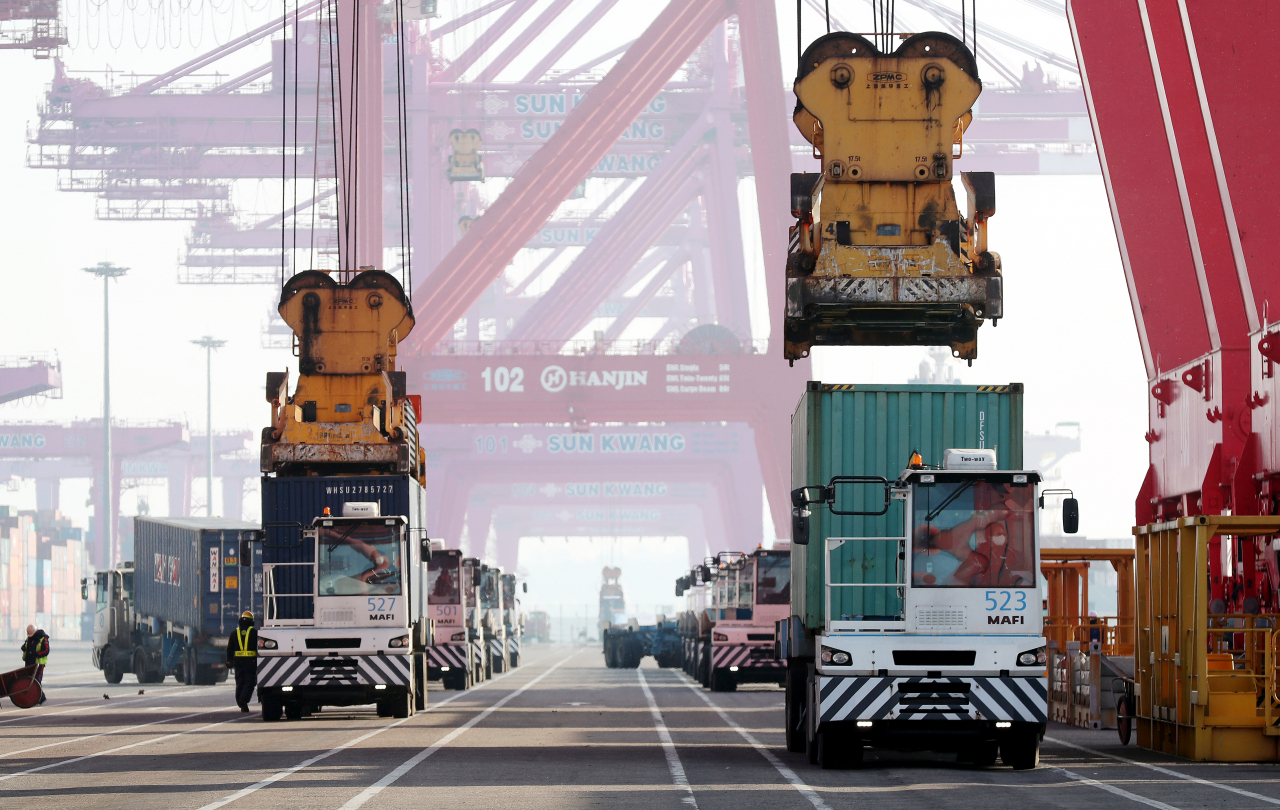 지난 1일 인천시 연수구 송도 신항 한진터미널에서 컨테이너가 크레인에 실려 선박으로 옮겨지고 있다. / 사진=연합뉴스