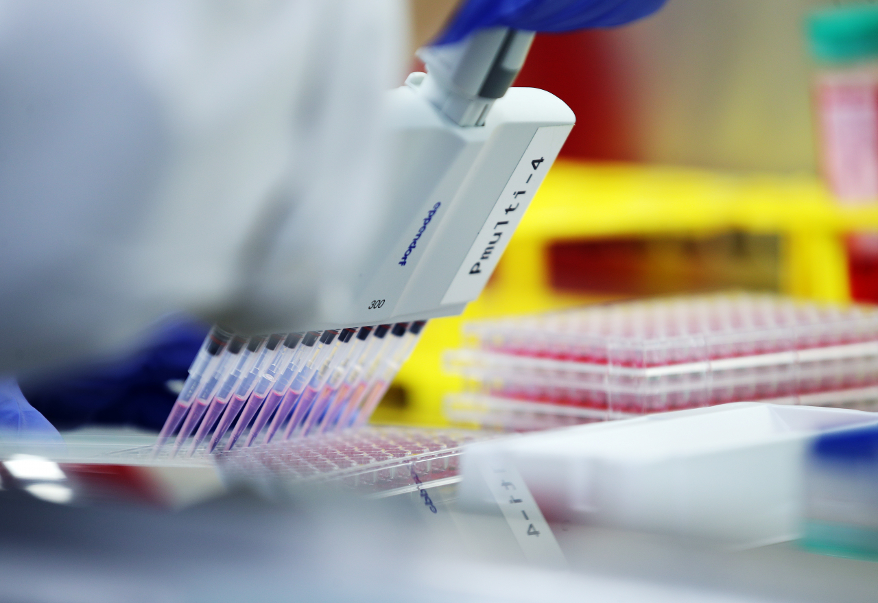 2020년 12월 29일 서울 강남구 진원생명과학 연구소에서 연구원이 코로나19 백신 개발 관련 연구를 하고 있다. / 사진=연합뉴스