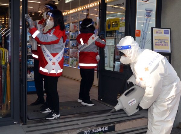 4일 대전 중구 으능정이거리 일대에서 대한적십자사 직원들이 소상공인 응원 캠페인의 하나로 방역 활동을 펼치고 있다. 틀에 박힌 시무식 대신 봉사를 택한 이들은 업주에게 코로나19 예방 키트도 전달했다. / 사진=연합뉴스