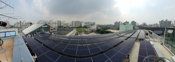 2020년 7월 17일 오후 서울 강서구 공항고등학교 옥상에 설치된 태양광.  / 사진=연합뉴스