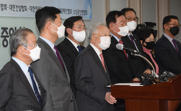 6일 서울 여의도 중소기업중앙회에서 손경식 한국경영자총협회 회장이 중대재해법 여야합의와 관련해 재계의 입장을 발표하고 있다. /사진=연합뉴스