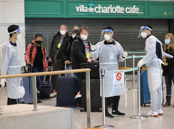 지난 7일 인천국제공항 입국장에서 유럽발 외국인 입국자들이 안내를 받고 있다. / 사진=연합뉴스