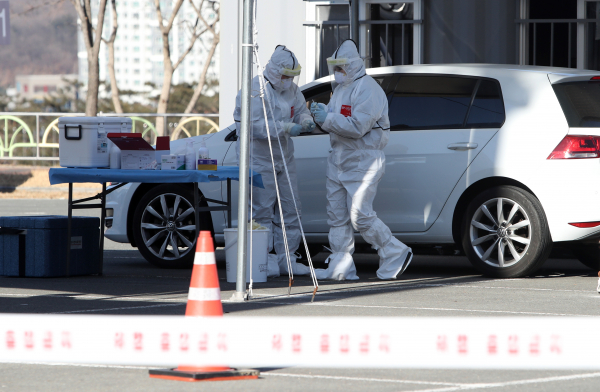 지난 8일 대구 수성구 대구스타디움 주차장에 마련된 드라이브스루 신종 코로나바이러스 감염증(코로나19) 임시선별검사소에서 관계자들이 검사업무를 하고 있다. / 사진=연합뉴스
