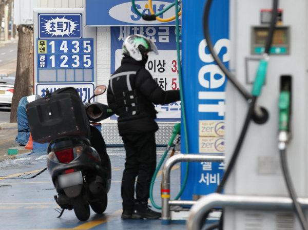 지난 3일 서울 시내 한 주유소 앞에 휘발유 가격이 게시돼 있다. / 사진=연합뉴스