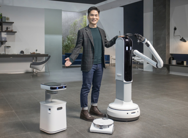 삼성전자 승현준 사장이 CES 2021 삼성 프레스컨퍼런스에서 '삼성봇 케어', '제트봇 AI', '삼성봇 핸디'를 소개하고 있다. /사진=삼성전자