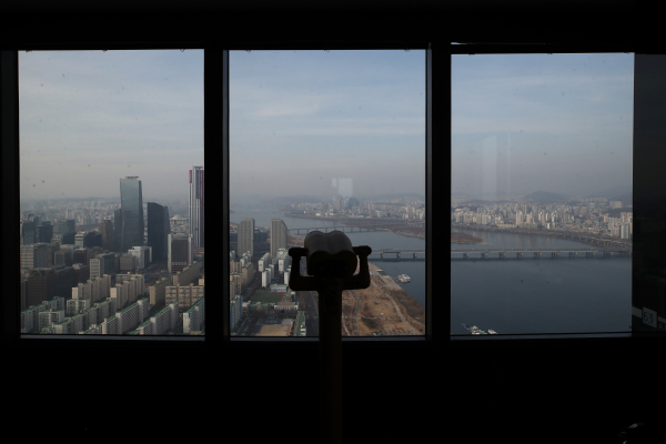 서울 여의도 63빌당에서 바라본 전경. 부동산 열풍이 지방에서 서울로 유턴하면서 15억원을 초과하며 주택담보대출을 못받는 주택이 늘고 있고, 서민 주거 대표지로 불리는 자치구에서도 9억원을 초과하는 집값에 담보대출이 줄어들고 있다. / 사진=연합뉴스