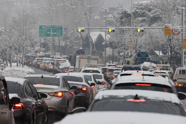 대설주의보가 발효된 1월12일 오후 서울 관악구 남태령고개 부근에서 눈으로 인한 차량정체가 발생하고 있다. /사진=연합뉴스