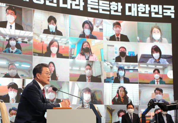 문재인 대통령이 18일 청와대 춘추관에서 열린 신년 기자회견에서 기자의 질문에 답하고 있다. / 사진=연합뉴스