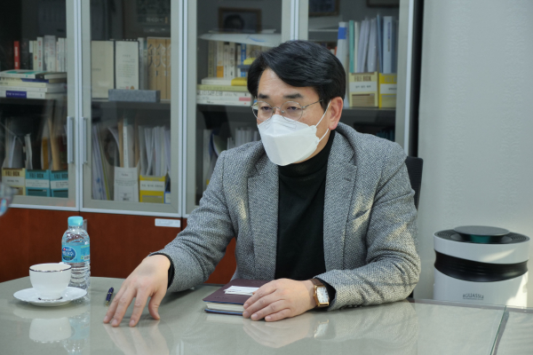 박용진 더불어민주당 의원이 19일 시사저널e와 인터뷰 하고 있다. /사진=이승용 기자