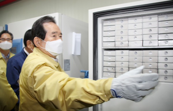 지난 21일 정세균 국무총리가 백신보관용 초저온냉동고 생산 회사인 경기 동두천시 일신바이오베이스 본사를 방문해 백신 냉동고를 살피고 있다. / 사진 = 연합뉴스