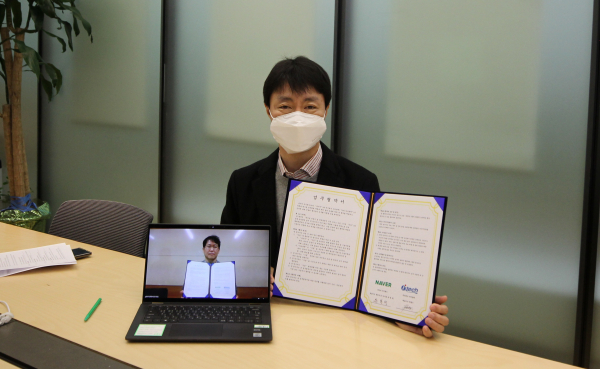 유봉석 네이버 서비스운영총괄(오른쪽)과 박동기 아이앤텍 대표이사가 지난 28일 화상으로 MOU를 체결하고 있다. / 사진 = 네이버