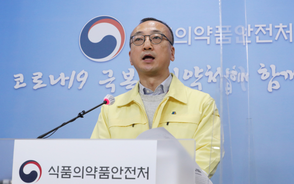 김상봉 식품의약품안전처 바이오생약국장이 1일 오후 충북 청주시 질병관리본부 브리핑룸에서 아스트라제네카 신종 코로나바이러스 감염증(코로나19) 백신 검증 자문단 회의 결과를 발표하고 있다. / 사진=연합뉴스