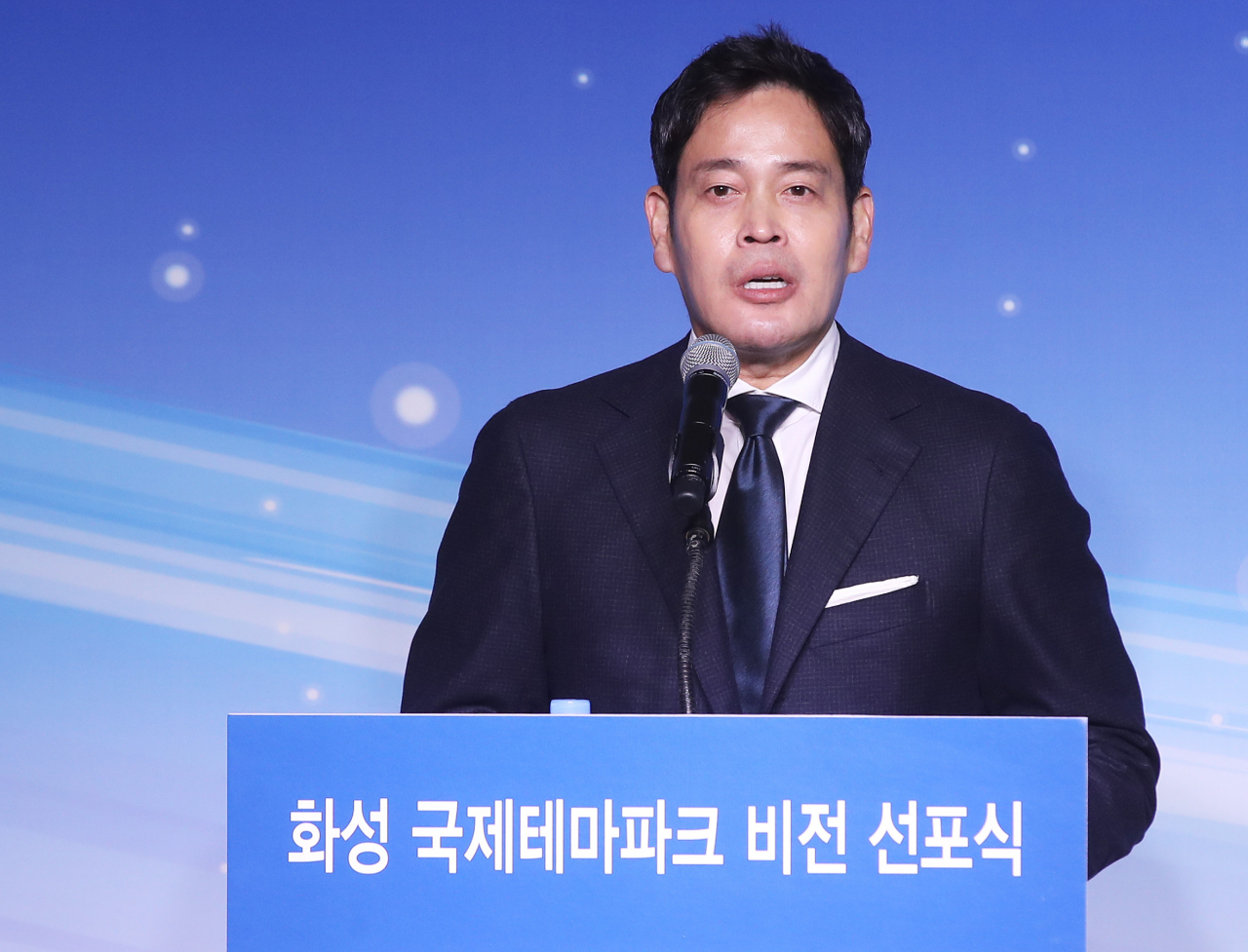 지난 2019년 11월 21일 경기도 화성국제테마파크 예정지에서 열린 ‘화성국제테마파크 비전 선포식’에서 정용진 신세계 부회장이 비전 선포를 하고 있다. / 사진=연합뉴스