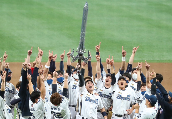 2020 프로야구 한국시리즈에서 우승을 확정지은 NC다이노스 선수들이 모기업 NC소프트의 온라인게임 리니지 집행검을 들어 올리며 승리를 자축하고 있다. /사진=연합뉴스