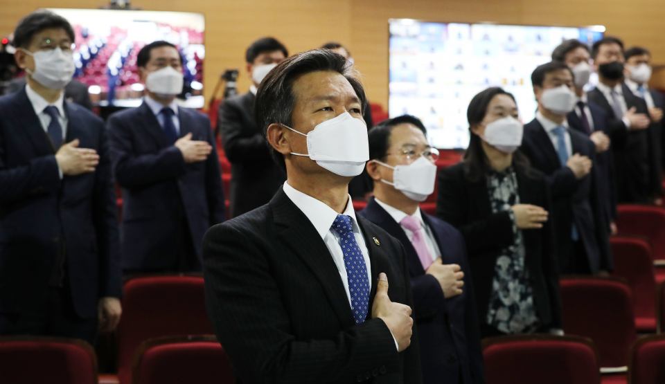 28일 오전 세종시 정부세종2청사에서 영상으로 열린 전국 세무관서장 회의에서 김대지 국세청장(가운데)을 비롯한 참석자들이 국기에 경례하고 있다. / 사진=연합뉴스