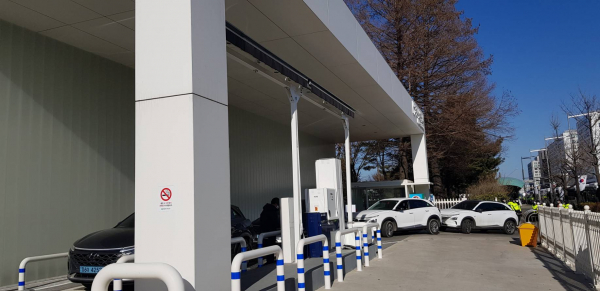 8일 오후 국회수소차충전소에 수소차들이 충전을 위해 대기하고 있다. / 사진=최성근 기자