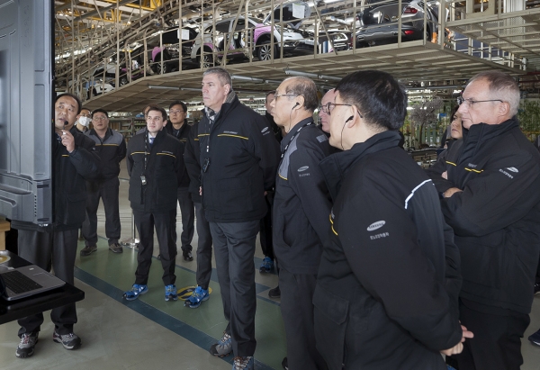 로스 모조스 르노그룹 제조총괄 부회장이 지난 29일 르노삼성차 부산공장을 방문해 현황보고를 받고 생산 현장을 둘러보고 있다. / 사진=르노삼성