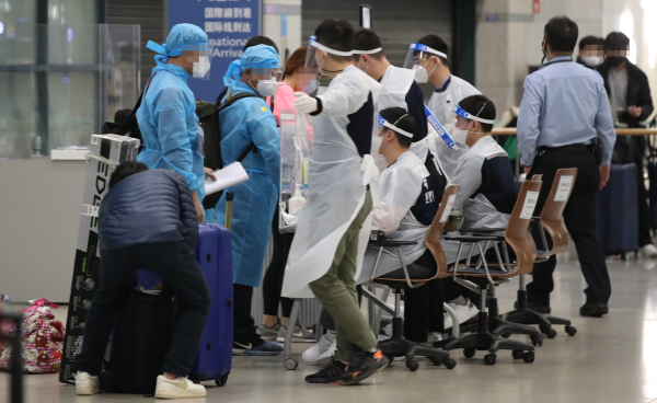 영국발 코로나19 변이 바이러스로 4차 유행에 대한 우려가 커지는 가운데, 지난 5일 영종도 인천국제공항에서 방역복을 입은 해외 입국자들이 육군 검역지원단으로부터 안내를 받고 있다. / 사진=연합뉴스