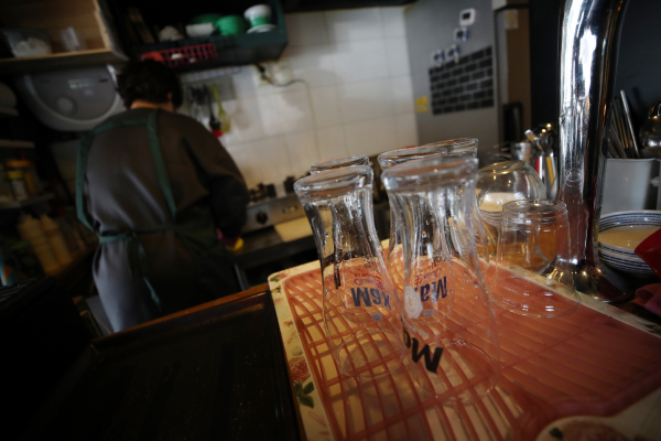 서울 강북구의 한 호프집에서 사장이 영업 준비를 하는 모습. / 사진=연합뉴스