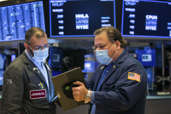 10일(현지 시간) 뉴욕증권거래소(NYSE)에서 다우존스30산업평균 지수는 전 거래일 대비 61.97포인트(0.2%) 상승한 31437.80에 거래를 끝냈다. S&P500 지수는 전날 보다 1.35포인트(0.03%) 하락한 3909.88에 장을 마쳤다. 나스닥 지수는 35.16포인트(0.25%) 내린 13972.53에 장을 마감했다. / 사진=연합뉴스.