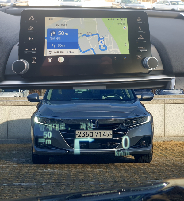 디스플레이 화면과 내비게이션이 연동된 HUD 모습. / 사진=박성수 기자