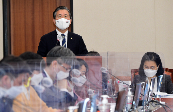 성윤모 산업통상자원부 장관이 지난 23일 국회에서 열린 산업통상자원중소벤처기업위원회에서 발언하고 있다. / 사진=연합뉴스
