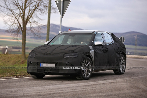 위장막에 둘러싸인 제네시스 JW. / 사진=카스코프