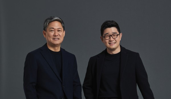 김성수(왼쪽), 이진수 카카오엔터테인먼트 각자대표 / 사진 = 카카오엔터테인먼트