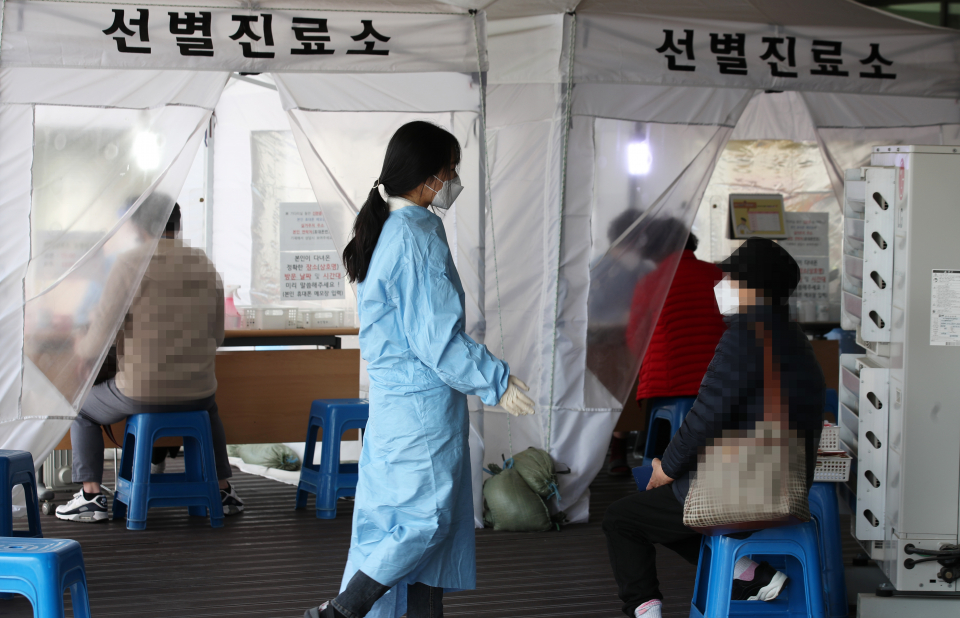 5일 오후 광주 서구보건소 선별진료소에서 신종 코로나바이러스 감염증(코로나19) 검사를 받으려는 시민들의 발길이 이어지고 있다.  / 사진=연합뉴스